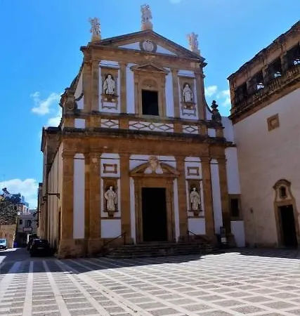 Turistico L'ancora مازارا ديل فالو